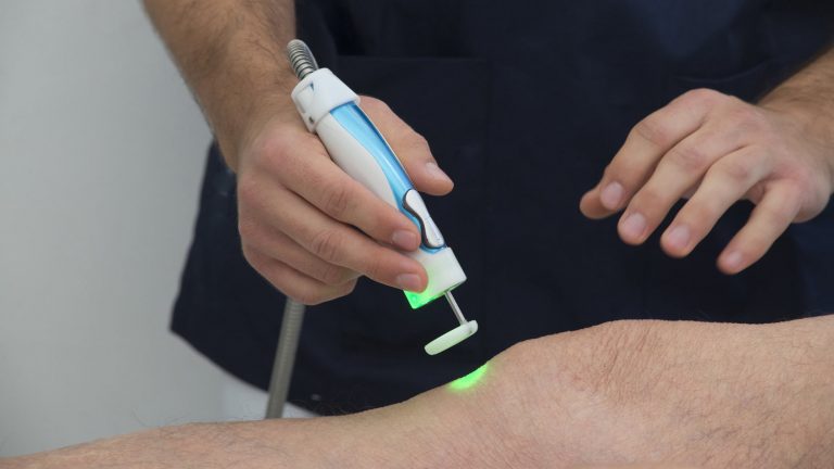 لیزر درمانی زانو در کرج, درمان زانو در کرج, درمان زانو درد در کرج, مرکز لیزر درمانی زانو در کرج, لیزرتراپی در کرج, مرکز فیزیوتراپی و لیزر درمانی در کرج